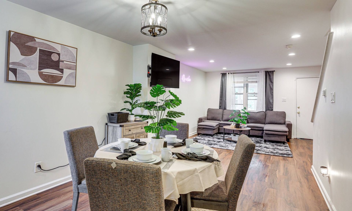 Logan - Ogontz - Fern Rock House | Groups & Pets Welcome! Spacious Philly Rowhouse