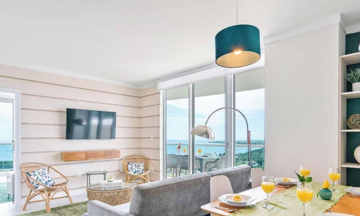 Coconut Grove Apartment | Grove Retreat for Couples | Walk to CocoWalk
