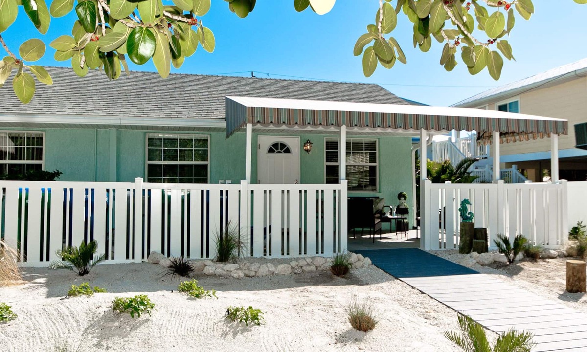 Holmes Beach House | Gulf Winds A – Beach Days & Dog-Friendly AM Island Adventures