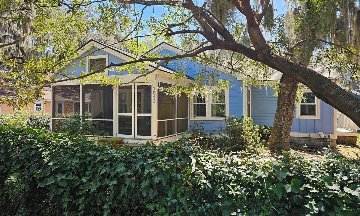 Port Royal House | Happy Blue Bungalow, quiet neighborhood, huge porch, fenced yard, pet friendly