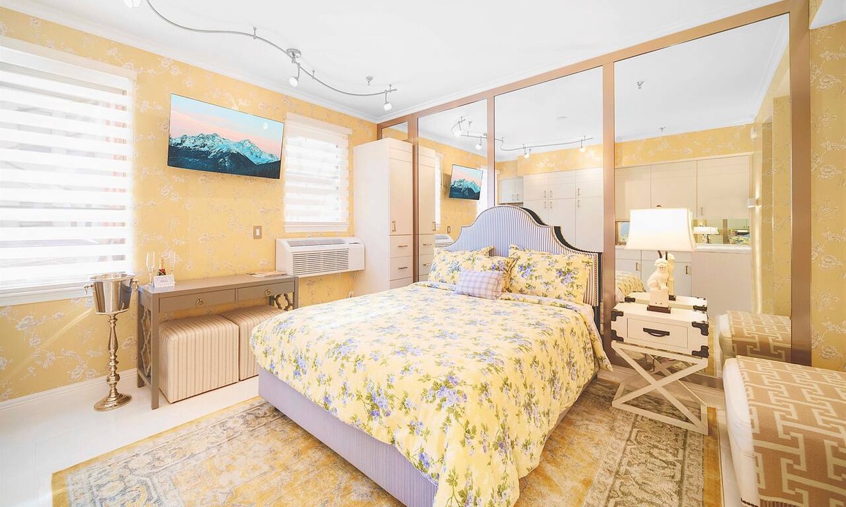 Palm Beach Hotel | Heart of Palm Beach - free parking included, security safe, next to Breakers