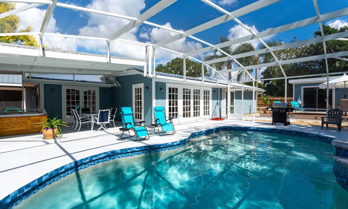 West Bradenton House | Heated pool | Close to IMG + 7 minutes to beach!