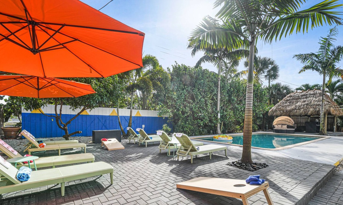 Lake Worth Corridor House | Heated Pool | Near Beach | Tiki-Cabana | Lakefront