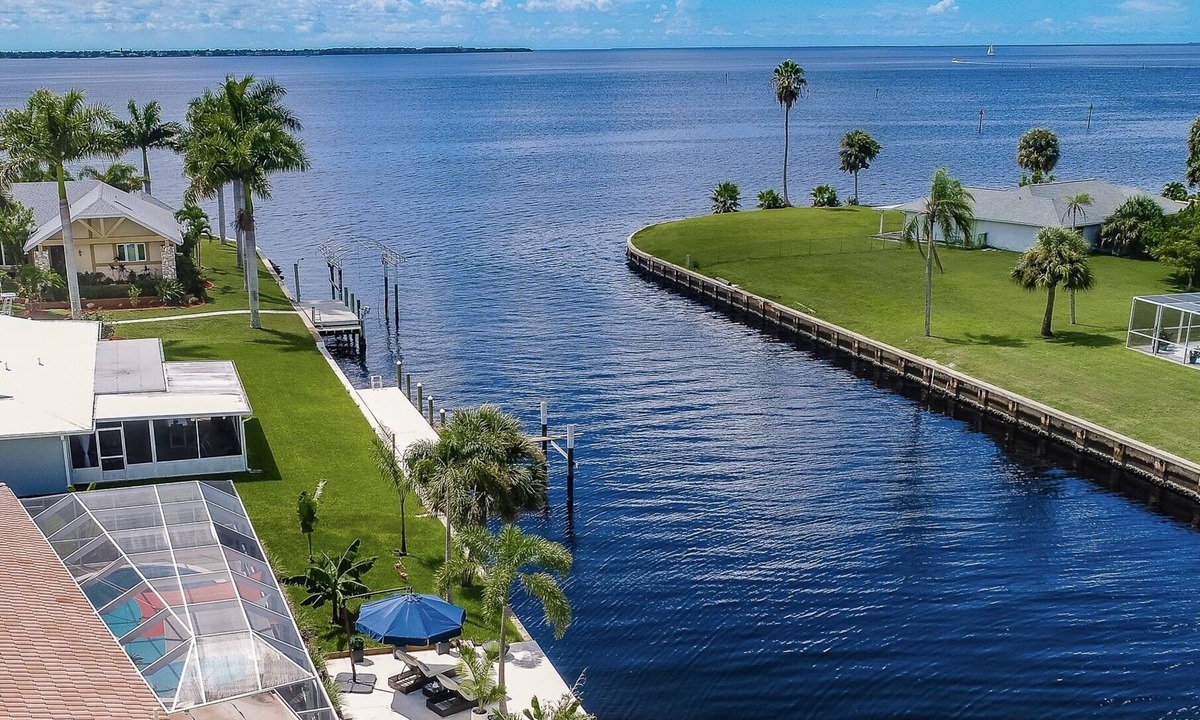 Edgewater House | HEATED POOL WATERFRONT GULF ACCESS 4BR 3.5BA LUXURY FLORIDA HOME NEAR BEACH 🐬