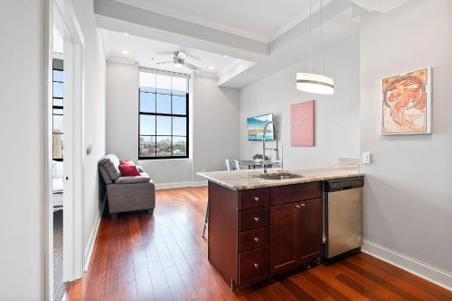 Olde Kensington Apartment | High-End 1BR with Rooftop Amenities