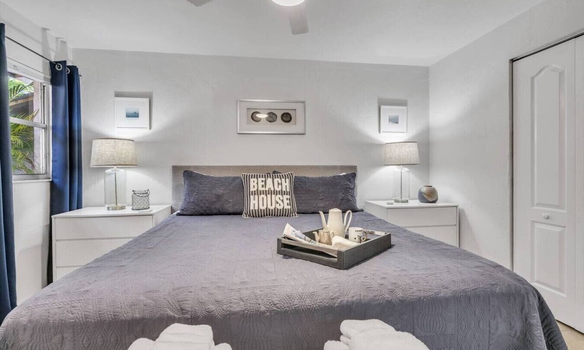 Central Sarasota Apartment | High speed Internet, Downtown, Beach Items & MORE