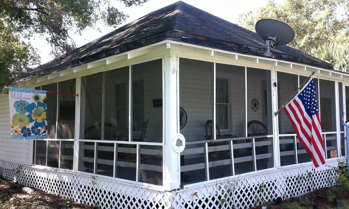 Arcadia House | historic cowboy cottage: with clawfoot tub, near shops