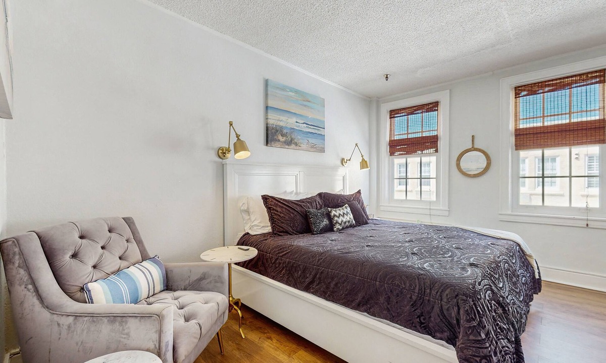 Palm Beach Hotel | Historic hotel studio 2 blocks from beach with on-site pool and veranda