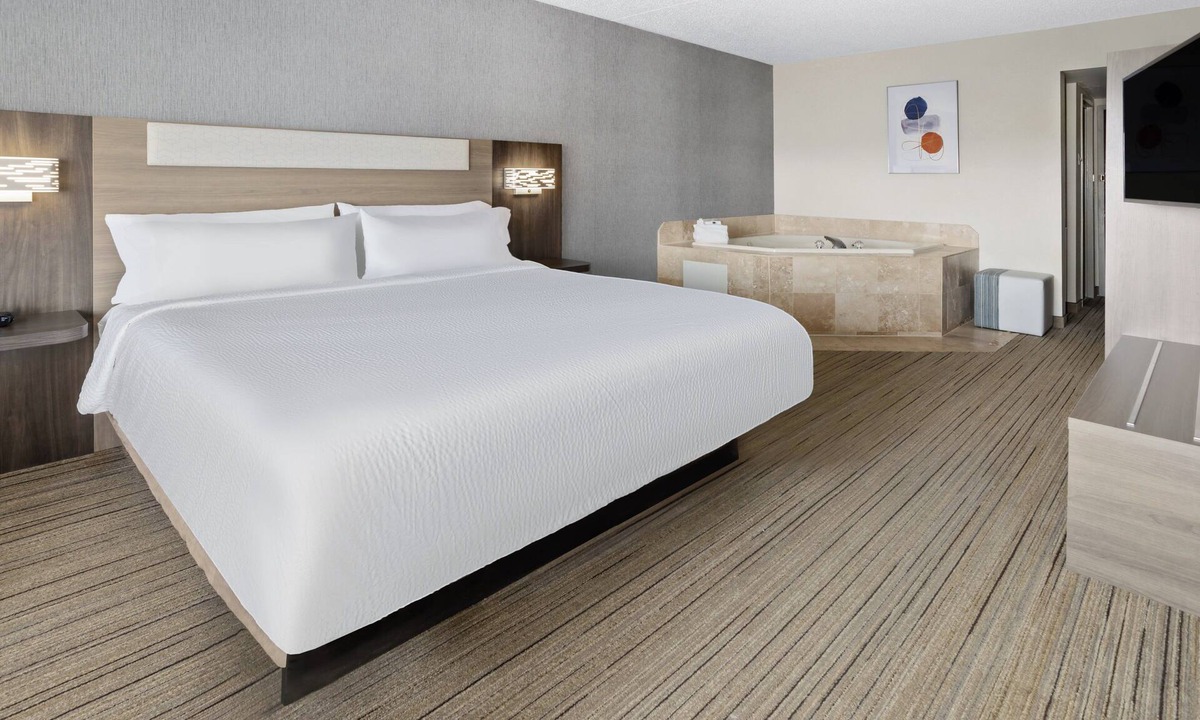 Centereach Hotel | Holiday Inn Express Stony Brook by IHG