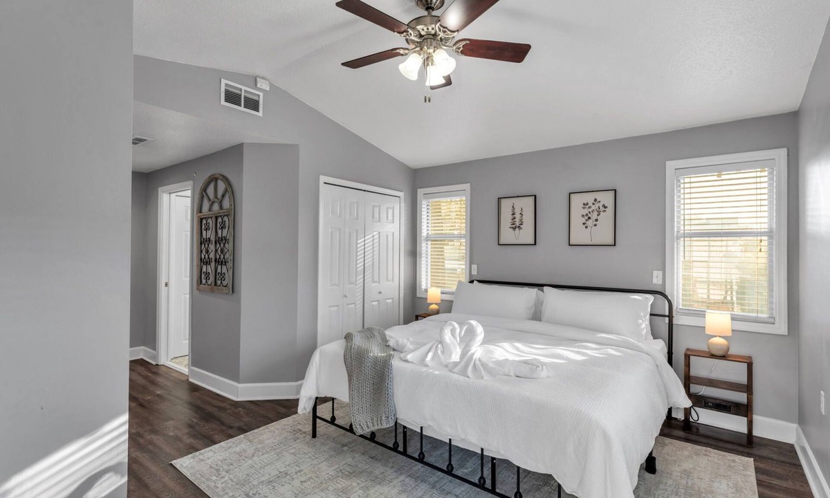 Lakeland House | Hollingsworth Bungalow-Backyard Oasis/Steps to Lake