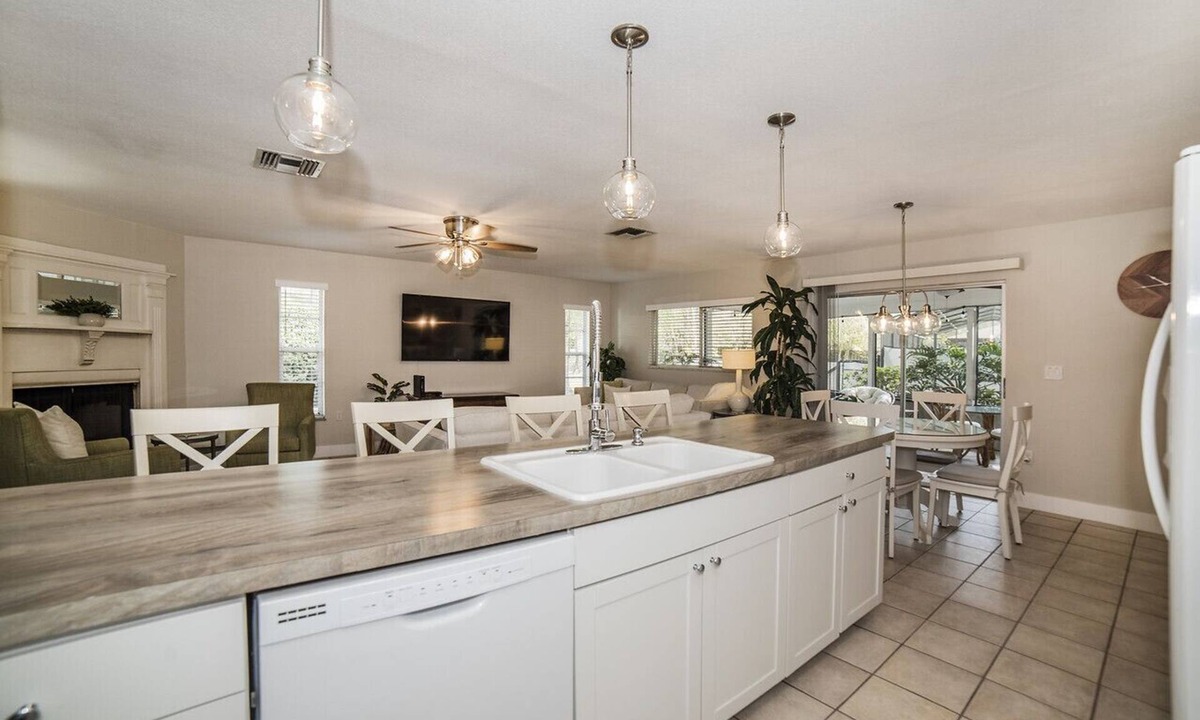 Carrollwood House | ⭐⭐⭐⭐⭐Home in Safe area~ Grill, Bikes, Beach gear, 2 Patios,