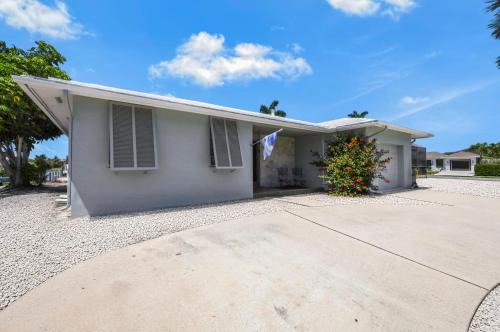 Marco Island House | Home on water with pool/lanai kitchen/walk to beach
