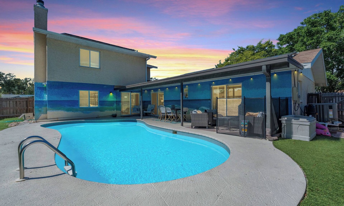 Walsingham House | Hot Tub & Heated Pool! 4 Bedroom Largo Getaway!