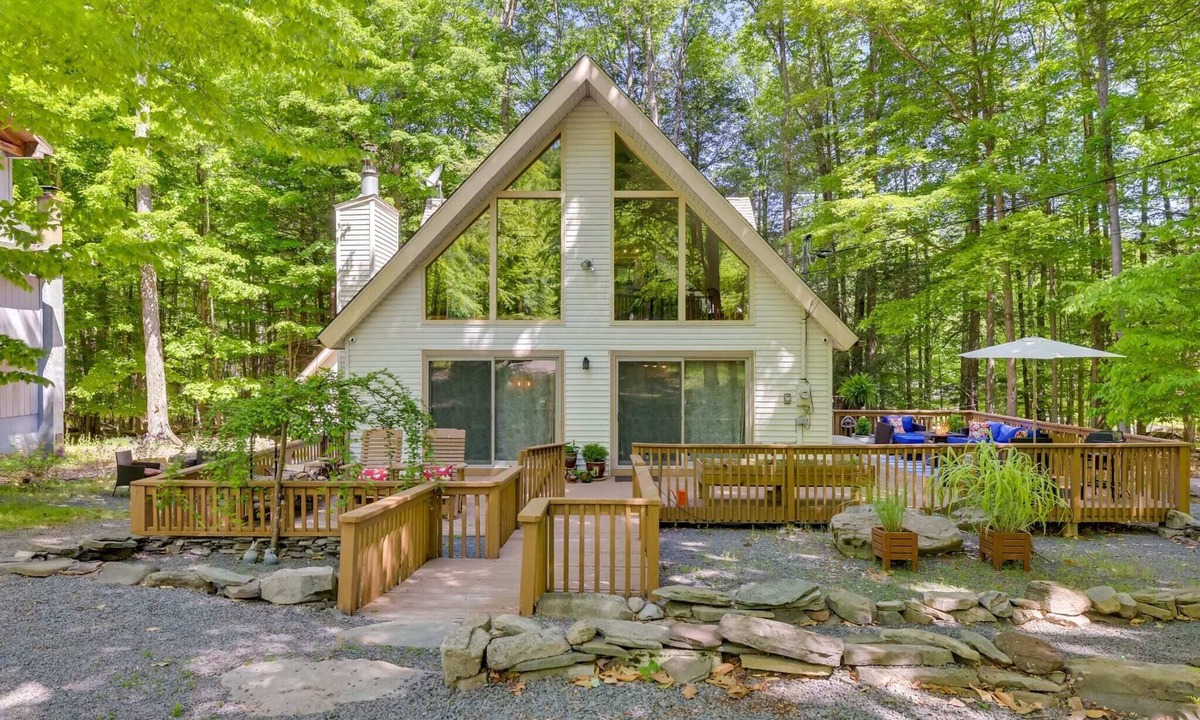 Lake Ariel Ski Chalet | HOT TUB, Lakes, Beaches, Pools, Golf, Game Room & Endless Foliage, Dog friendly