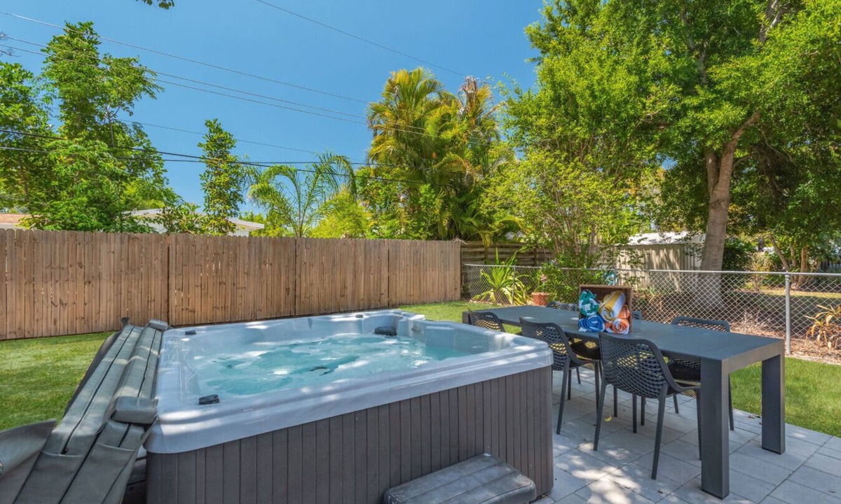 Gulf Gate Estates House | HotTub Retreat w/Big Private Fenced Yard by Beach