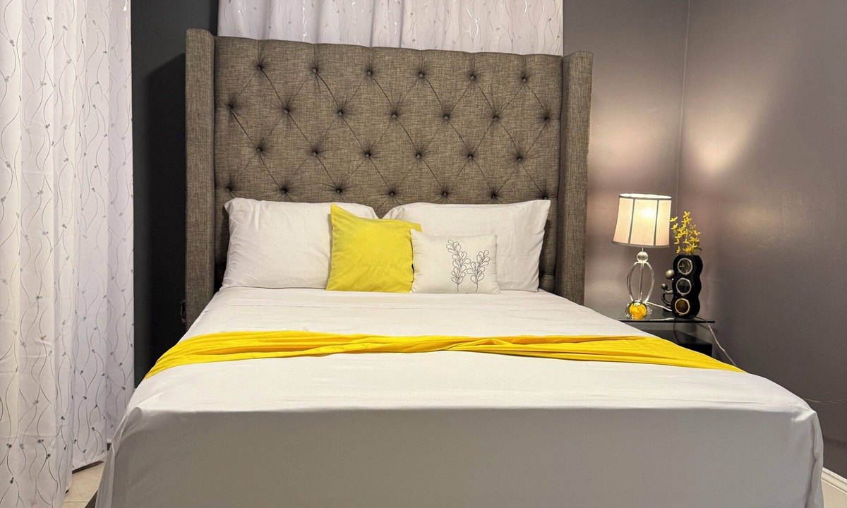 Sunrise House | House Apartment Suite