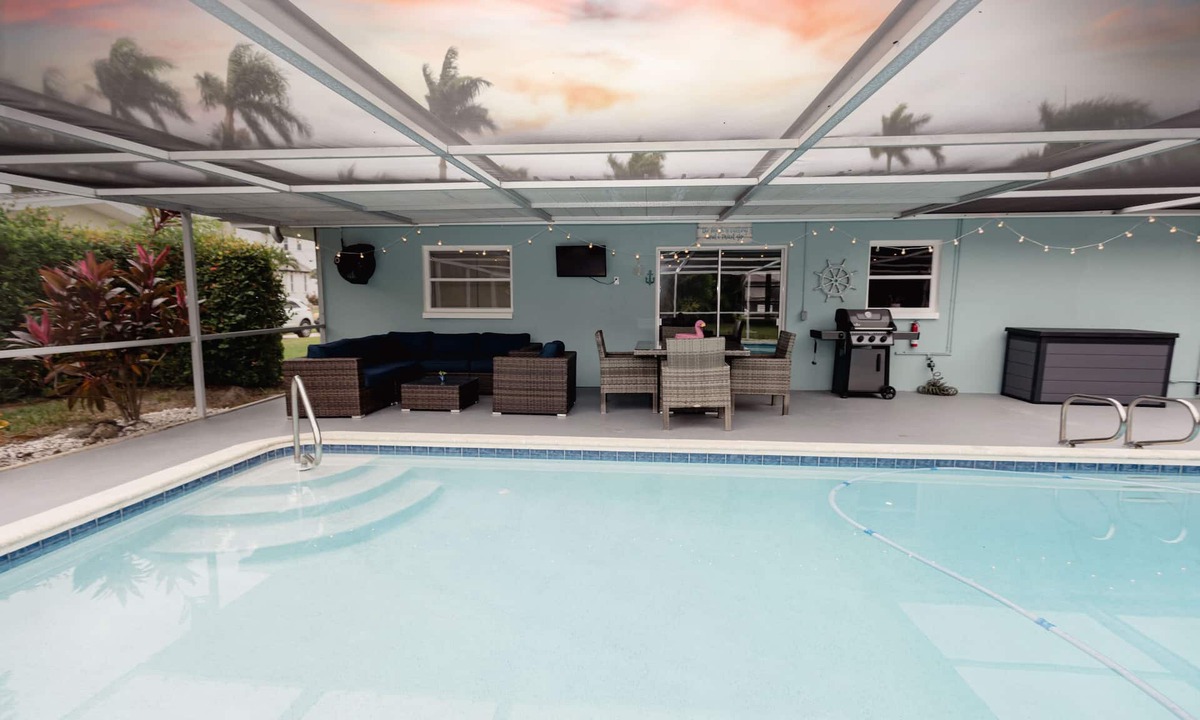 Yacht Club House | Huge Pool, Close to Beach - Bikes, Beach Gear, Everything You Need!