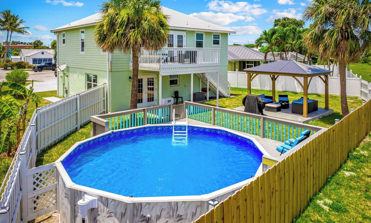 Fort Pierce House | Hutchinson Island Beach House - Pool, BBQ, Kayaks, Bikes, Games & Sleeps 10