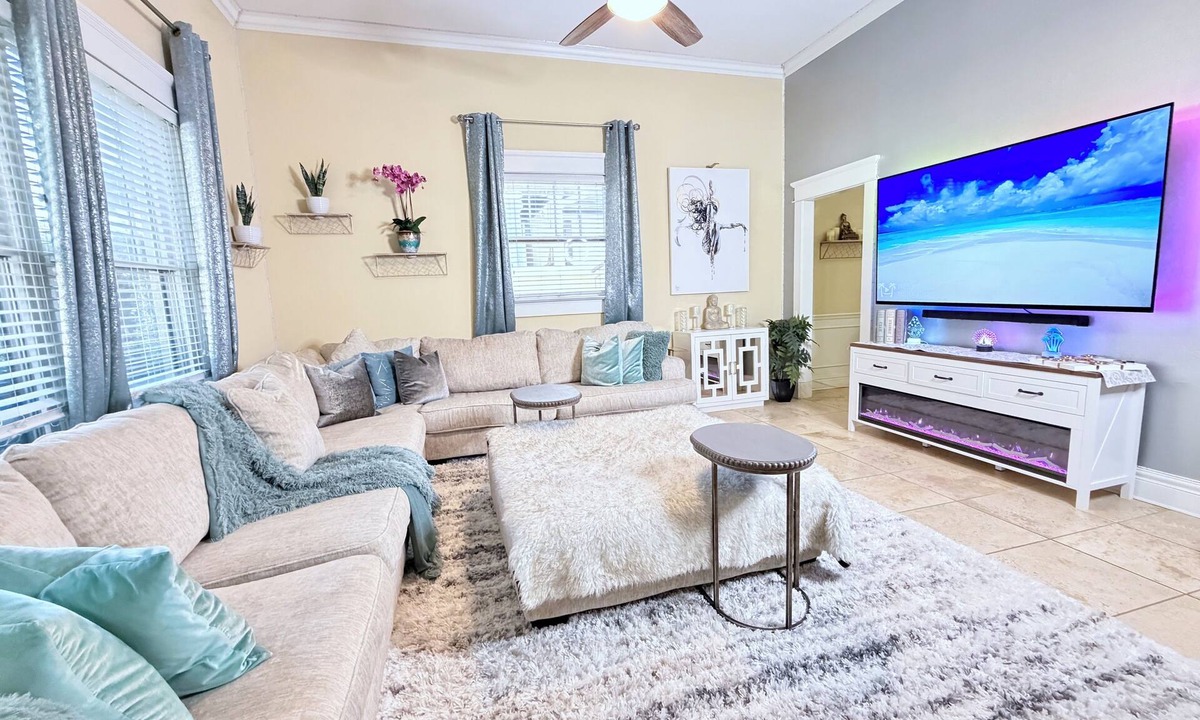 Hyde Park House | Hyde Park spacious 3-bedroom townhome with gym & sauna