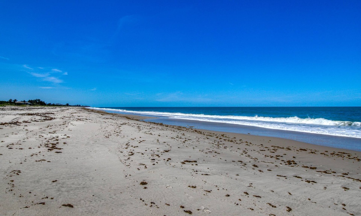 Fort Pierce House | Inviting home with beach nearby, central AC, full kitchen, W/D, & dog-friendly