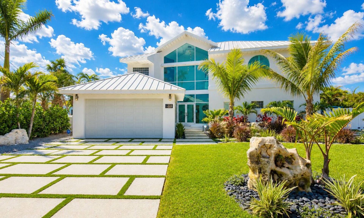 Holmes Beach Villa | Island Life Villa | 5 Bed, Waterfront, Private Pool with Boat Dock