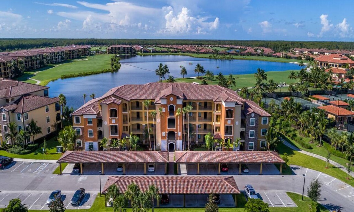 Naples Condo | JANUARY AVAILABILITY late cancellation. Top floor with elevator. 10% discount