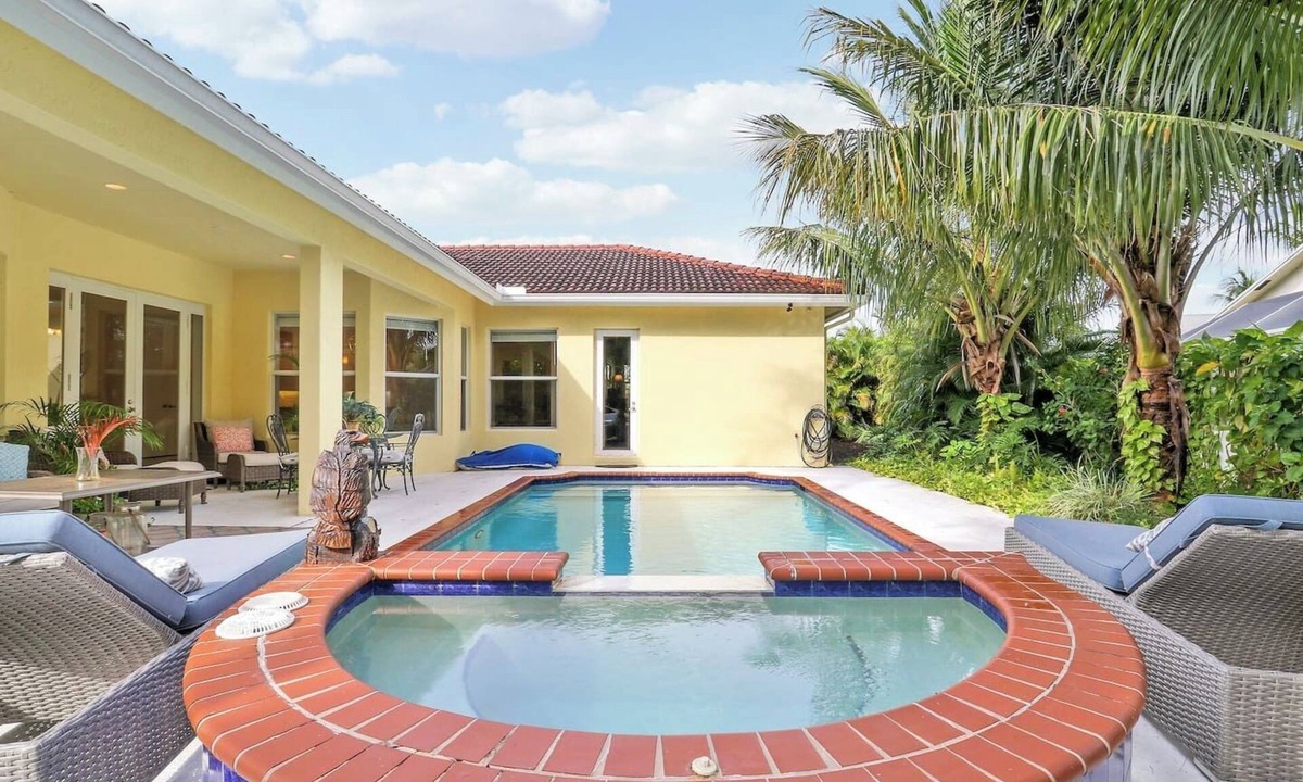 Jupiter House | Jupiter Home 8 Mins to Beach Pool Hot tub