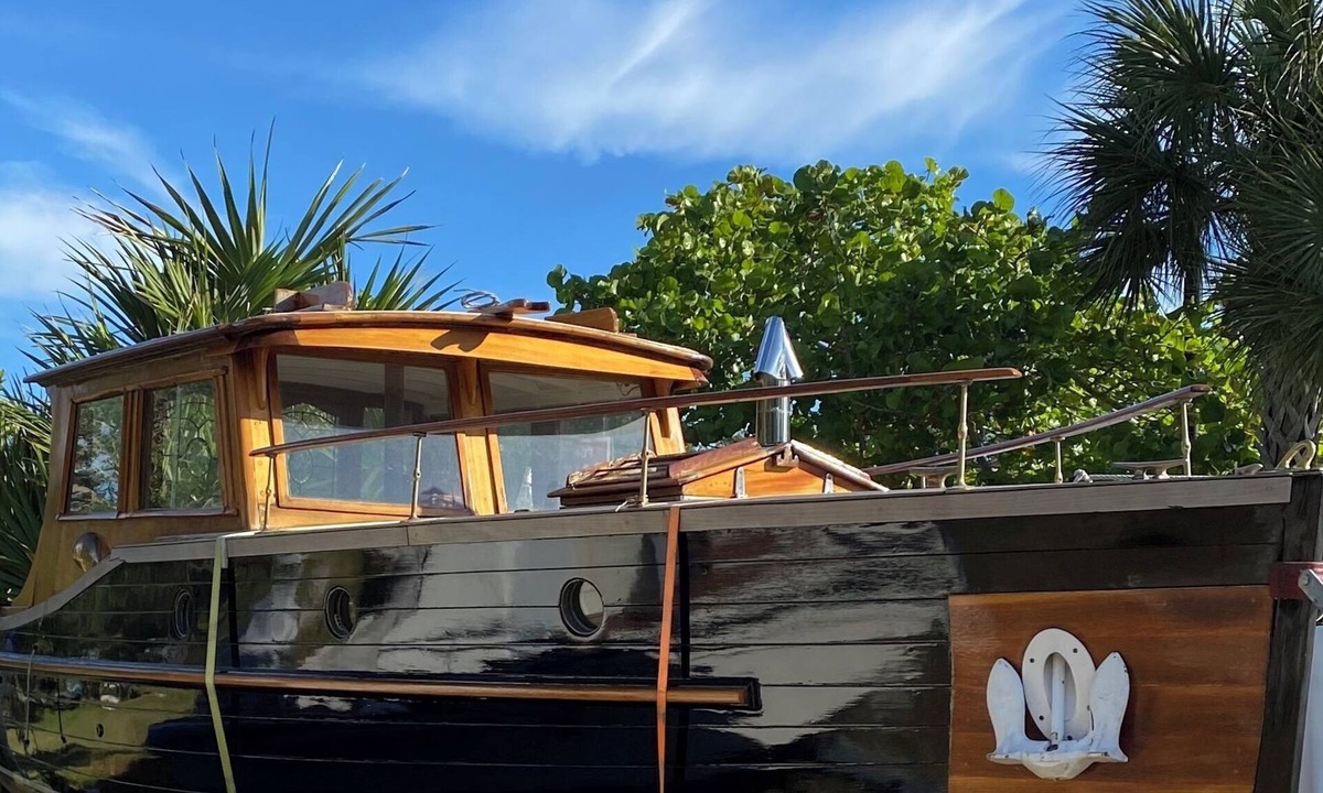 Inlet District Boat Rental | Jupiter Vintage Boat Stay — Walk to Beach, Dine by the Water