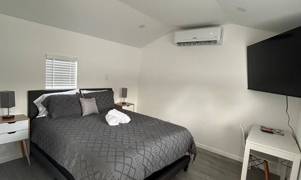 Dixieland Apartment | King 1414 - Cozy and Modern Studio for Rent in Lakeland