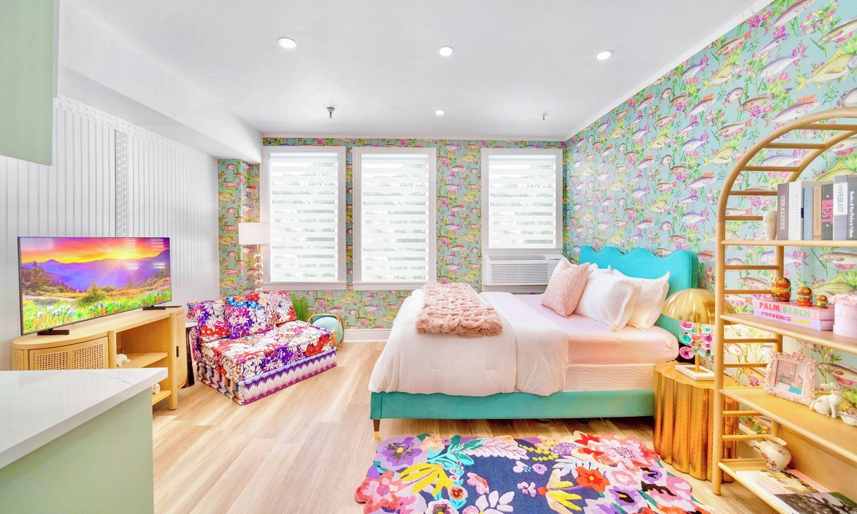 Palm Beach Hotel | King Bed Mermaid Suite , free parking, heart of Palm Beach