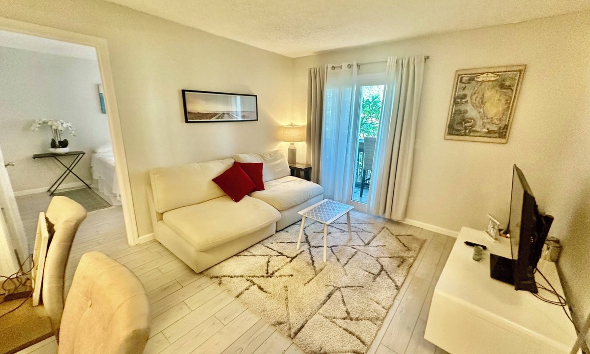 Riviera Bay Condo | King Bed, Remodeled, Pool & Hot Tub Near Beach.