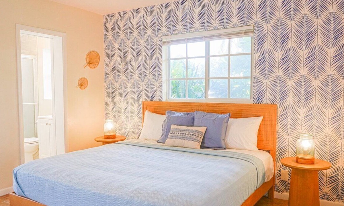 Palm Beach Shores Apartment | King Beds, Walk to Restaurants, Beach, Gym! Spacious, updated condo!