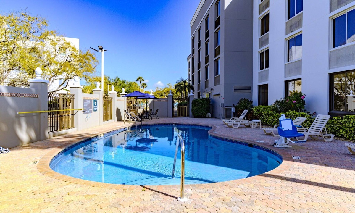 Central Sarasota Hotel | La Quinta Sarasota King Std Breakfast, Gym&Pool