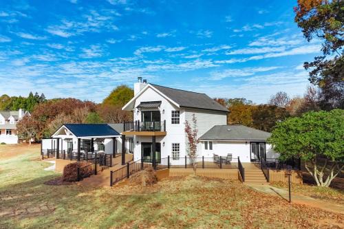 Townville House | Lake Hartwell Home w/Dock + Fire Pit!