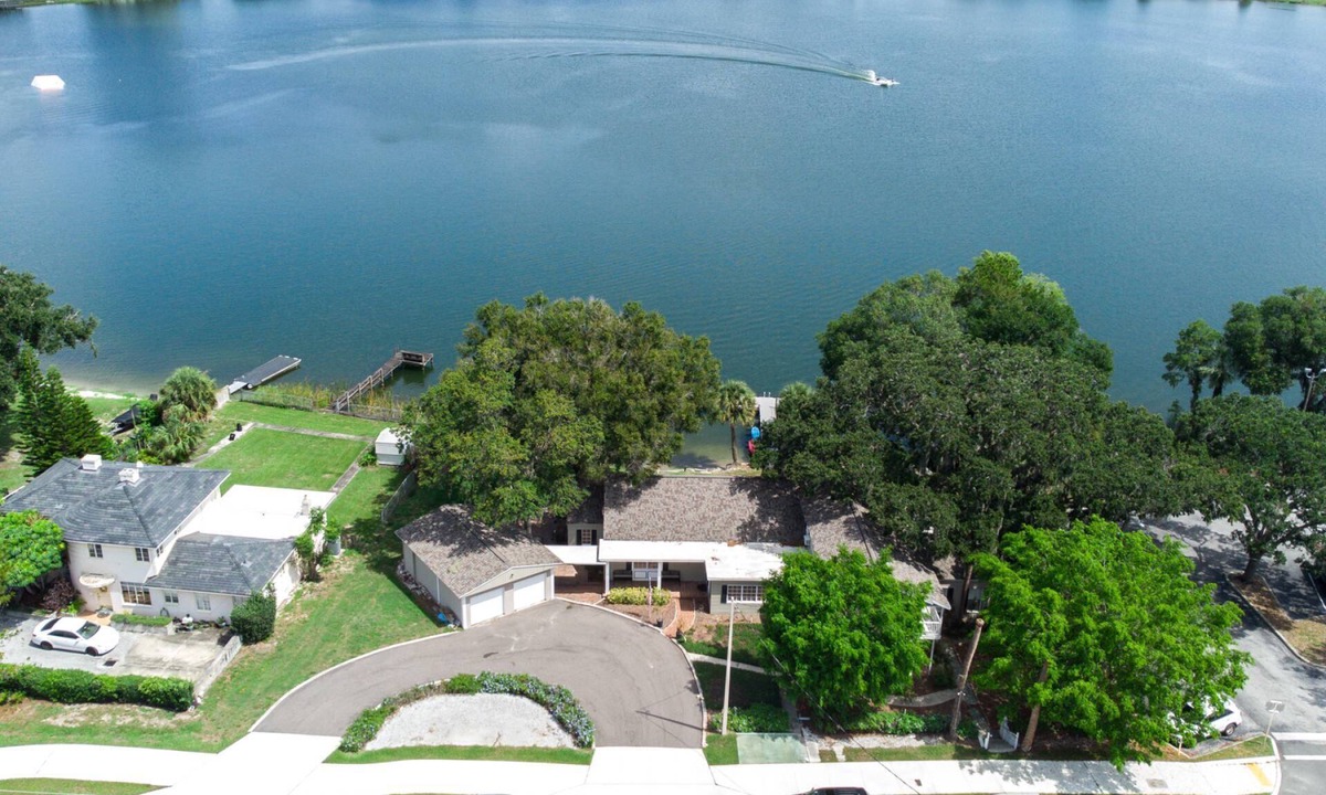 Winter Haven House | Lake Silver Retreat – 5BR Lakefront Home w/Dock, Kayaks & Legoland-Themed Room – Perfect Getaway!