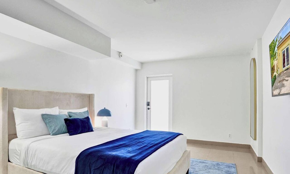 Mango Groves House | Lake Worth Suite w/Queen Bed & Pool