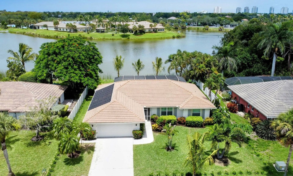 Bonita Springs House | Lakefront 3-BR House w/heated Pool, Privacy, close to Beaches, fully renovated