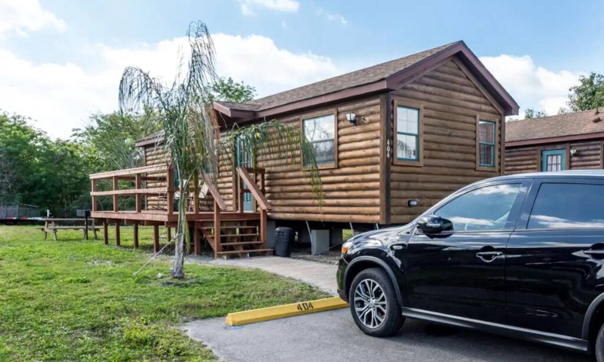 Seminole Cabin | Lakefront Cabin #403, 10mins to Beach/Pet Friendly/Prime Location/BOOK TODAY
