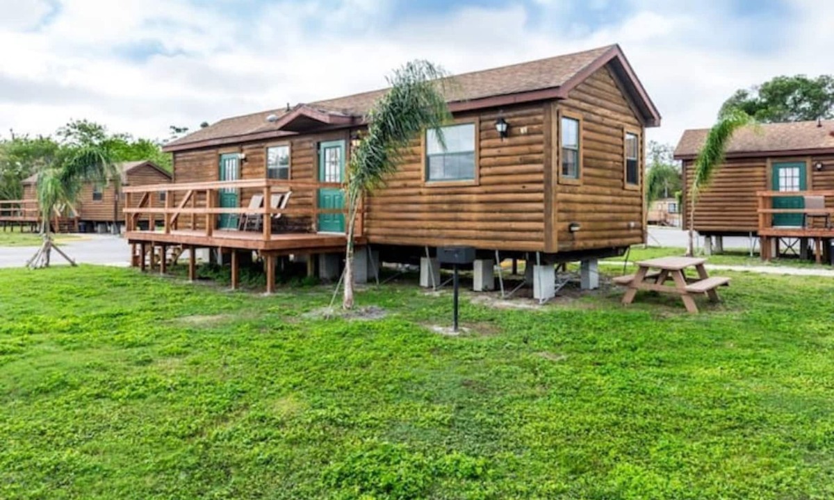 Seminole Cabin | Lakefront Cabin #407, 10mins to Beach/Dog Friendly/Prime Location/BOOK TODAY