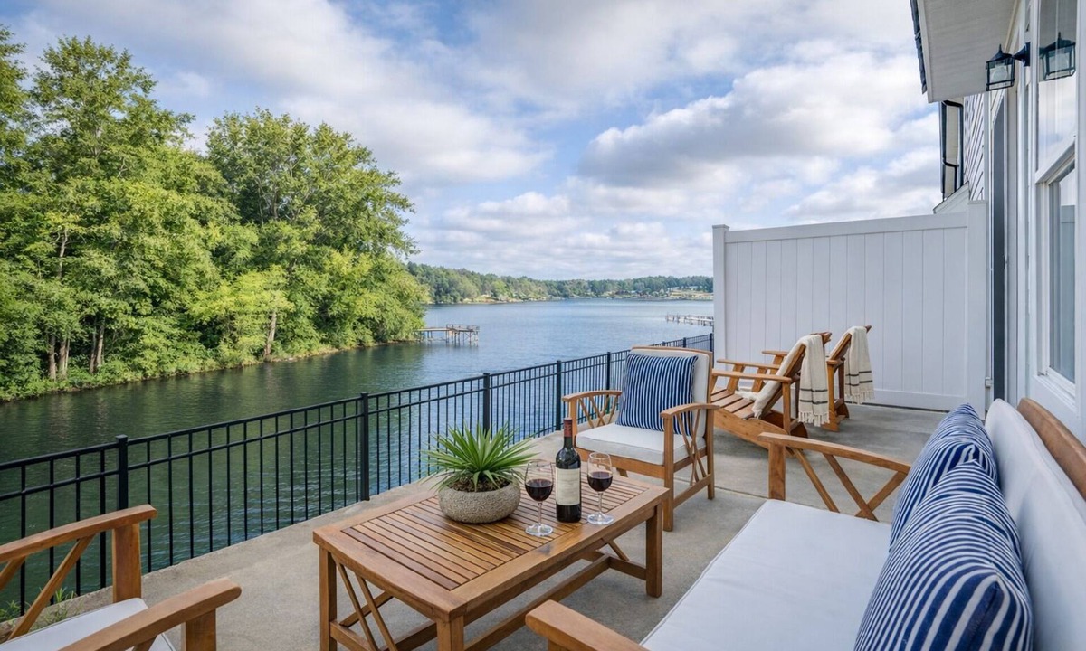 Greenwood Condo | Lakefront Condo l Lake Greenwood l Walk to Dining & Docks & Shops
