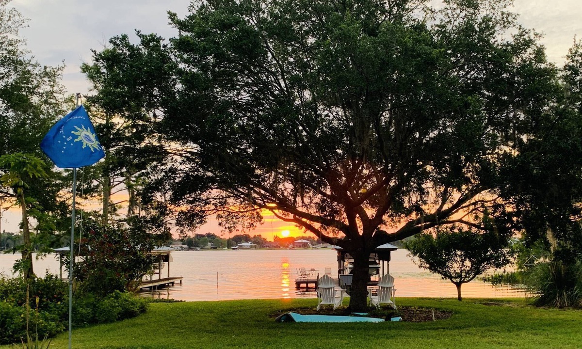 Winter Haven House | Lakefront Family Retreat | Private Dock, Tiki Bar & Kayaks | Near Legoland