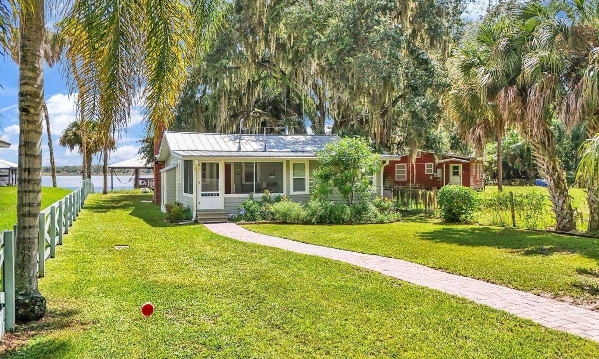 Fedhaven House | Lakefront Fishing Retreat | Private Dock & Canoe | Extended Stays Welcome
