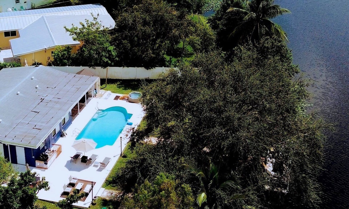 Palm Springs House | Lakefront Home with Large Pool, Hot Tub & Near the Beach