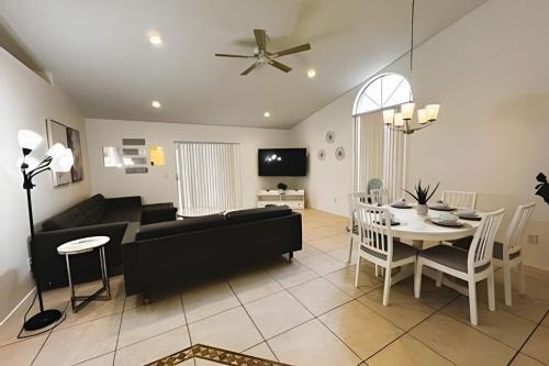 Indian Wells House | Lakeside Pool Home, Games close to Disney & Malls