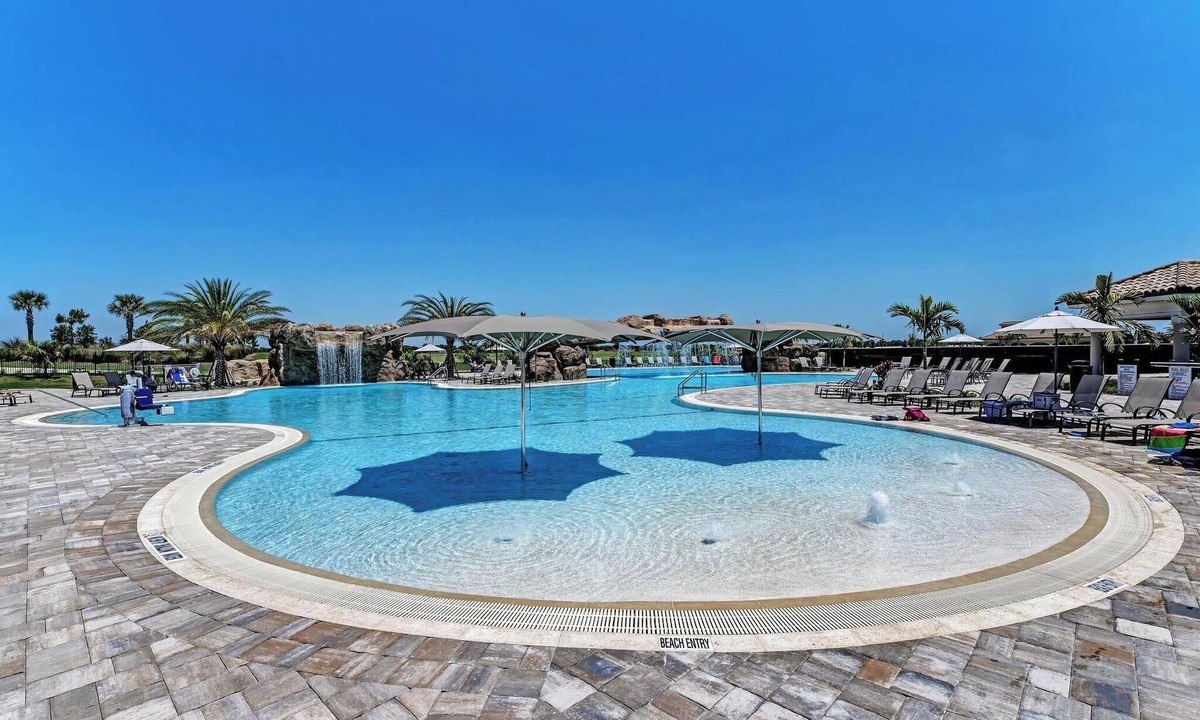 Lakewood Ranch Condo | Lakewood National - amenity filled golfing community! Pet friendly