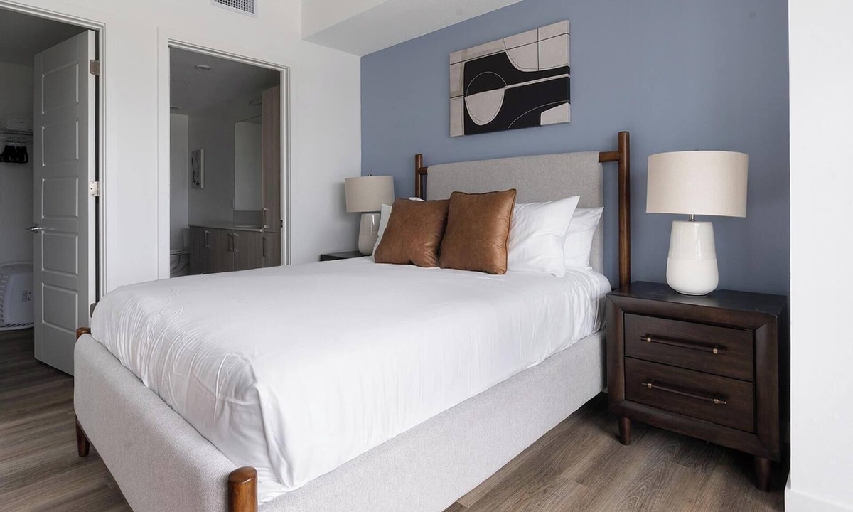 Overtown Apartment | Landing | Beautiful 2BD, Pool