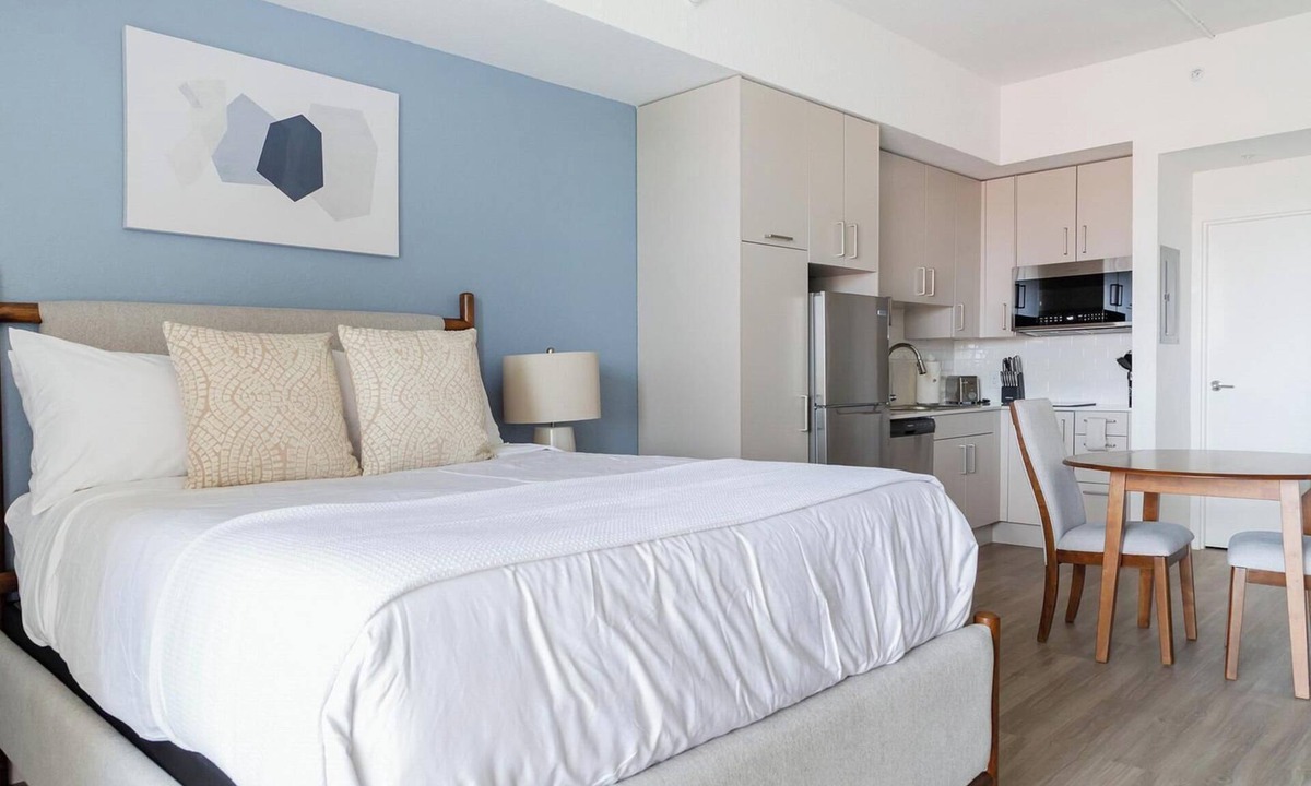 Golden Gate Apartment | Landing | Chic Studio, Yoga Studio, Courtyard
