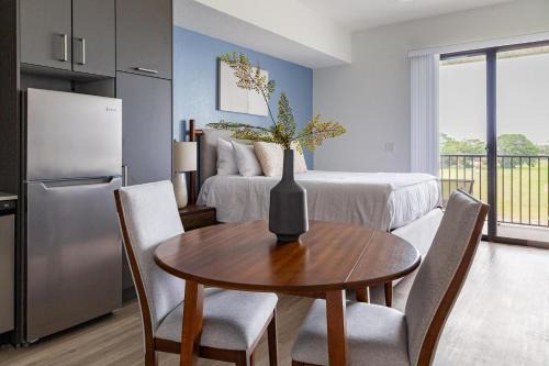 Golden Gate Apartment | Landing Incredible Studio Clubhouse Gym