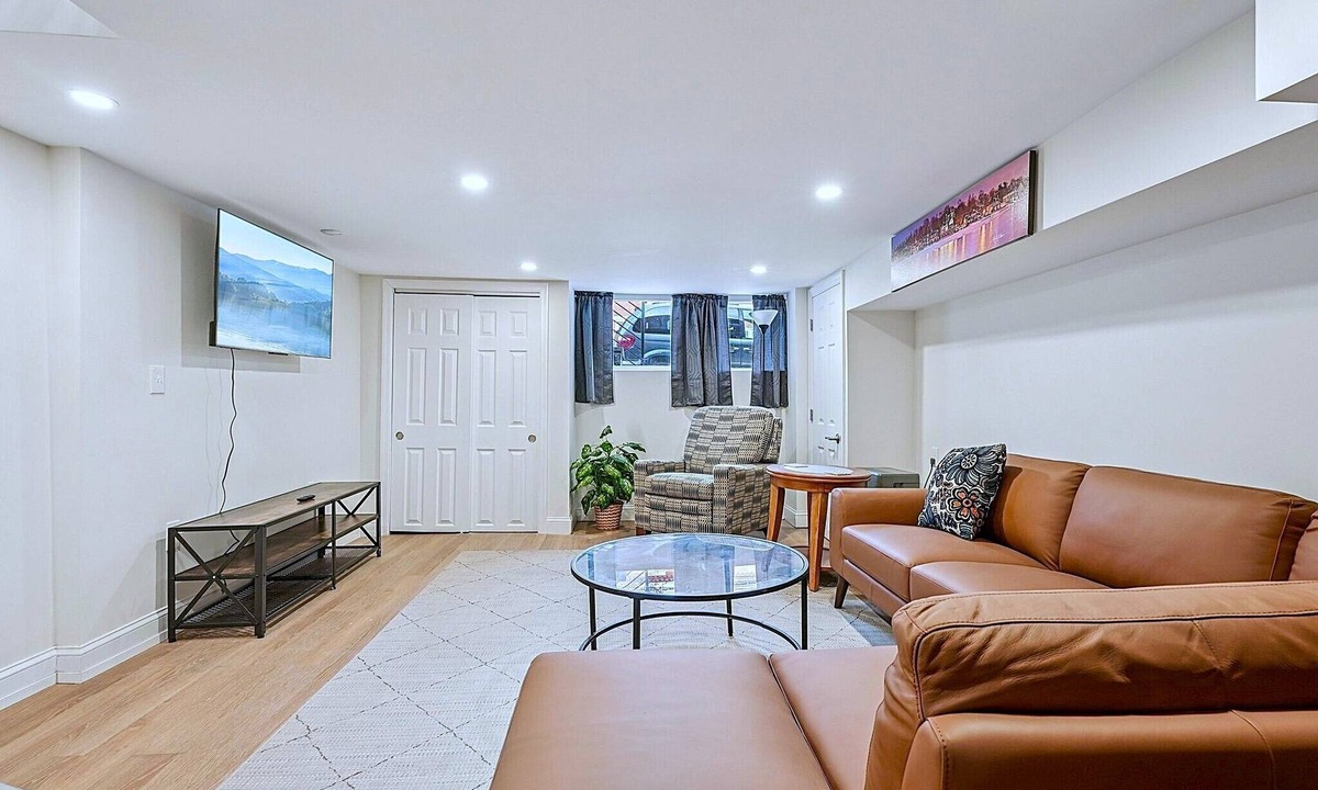 Whitman House | Large 3BR Good for Crews or Groups ~1mi to Stadiums~ Flex Space ~ Near Groceries