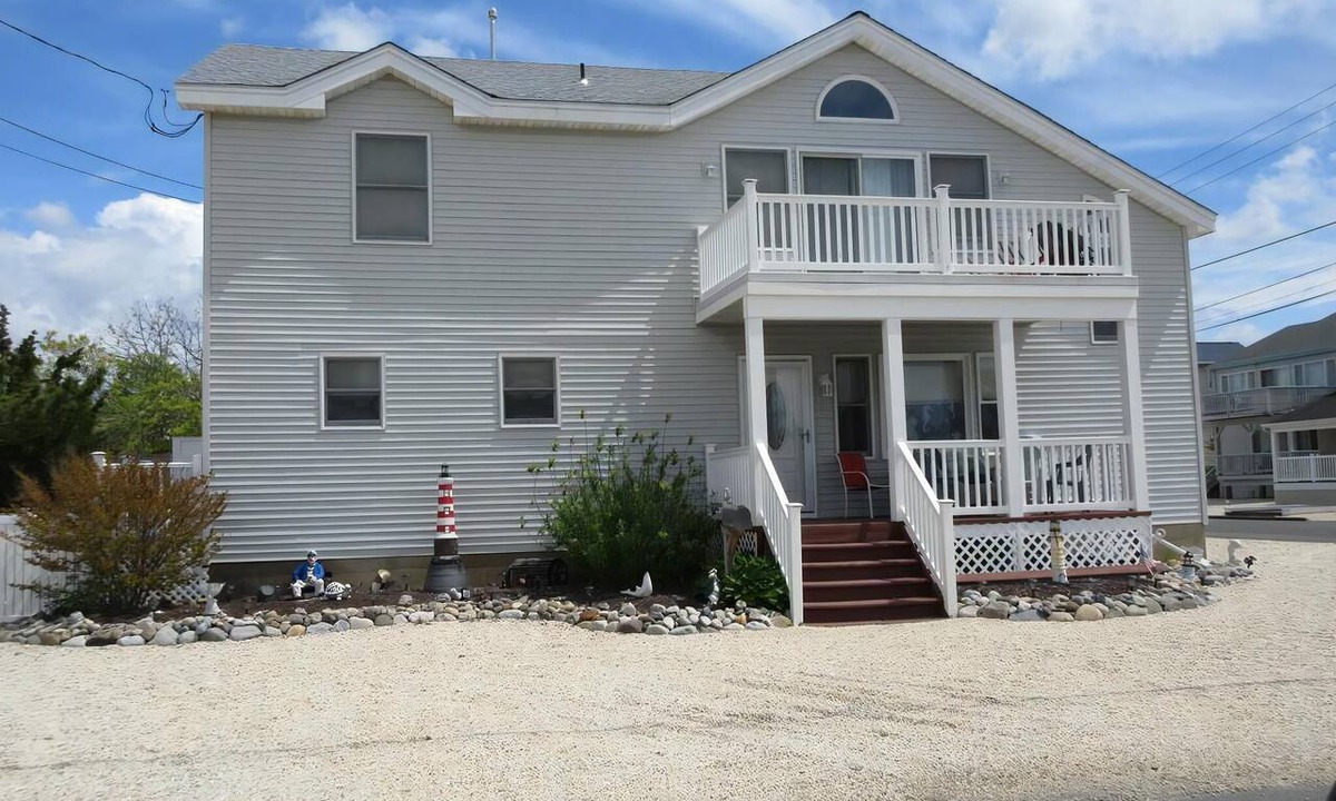 Ship Bottom House | Large 6 bedroom home located close to the bay beach in Surf City.
